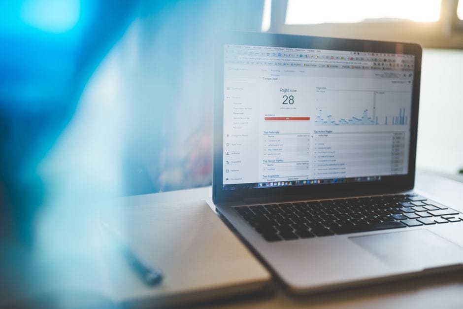 Ordinateur portable affichant Google Analytics dans un espace de travail moderne, mettant en avant l'analytique numérique et la technologie.