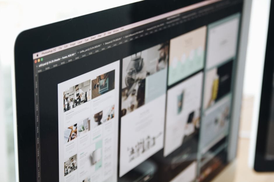 Un écran d'ordinateur moderne affichant un travail de design web, mettant en avant des visuels créatifs dans un espace de travail.