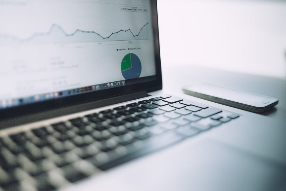 Un ordinateur portable montrant un tableau de bord d'analytique avec des graphiques et des diagrammes, symbolisant les outils modernes d'analyse de données.