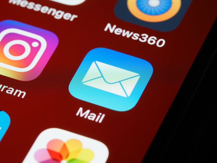 Gros plan sur l'écran d'un smartphone affichant divers icônes d'applications, y compris Mail et Instagram.