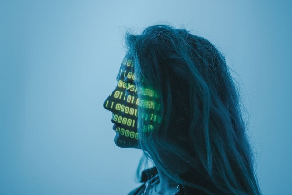 Silhouette d'une femme avec un code binaire projeté sur son visage dans un environnement conceptuel numérique.