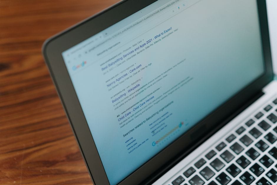 Une vue rapprochée d'un ordinateur portable affichant une page de moteur de recherche.