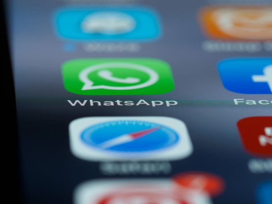 Gros plan détaillé de l'écran d'accueil d'un smartphone affichant des applications populaires comme WhatsApp.