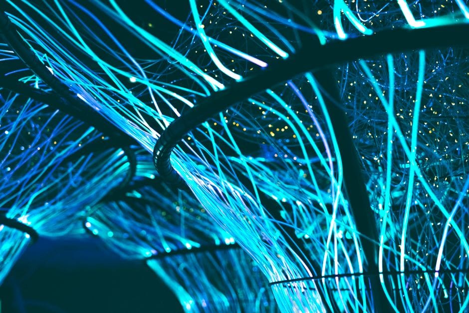 Un affichage fascinant de fibres optiques néon bleues lumineuses créant une atmosphère futuriste.